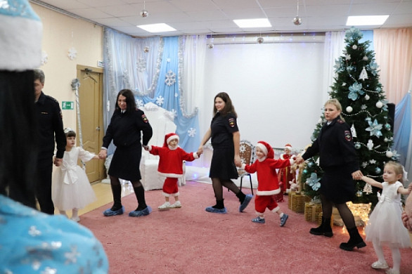 Полицейский Дед Мороз поздравил с Новым годом ребят из детского дома «Родничок»